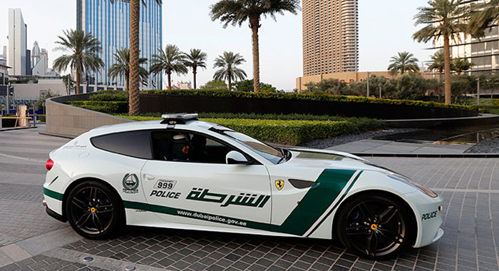 Coche policía Ferrar FF 