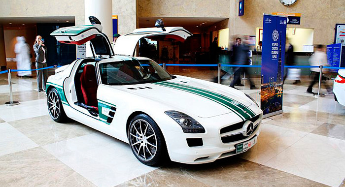 Coche de policía Mercedes Benz SLS