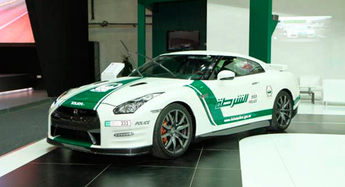 Coche de policía Nissan GTR