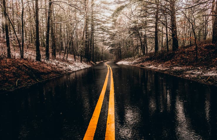 carretera mojada dia de lluvia