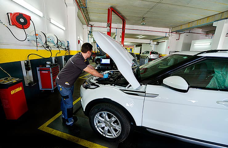 mecanico revisando coche taller