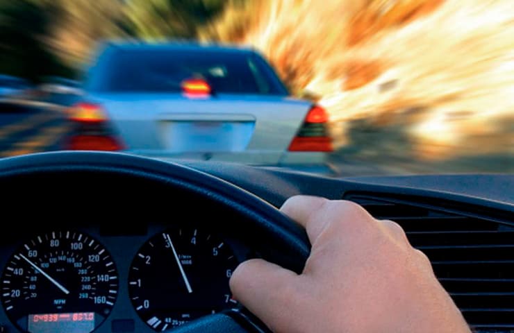 coche frenando carretera