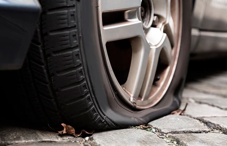 Cómo reparar los pinchazos del coche