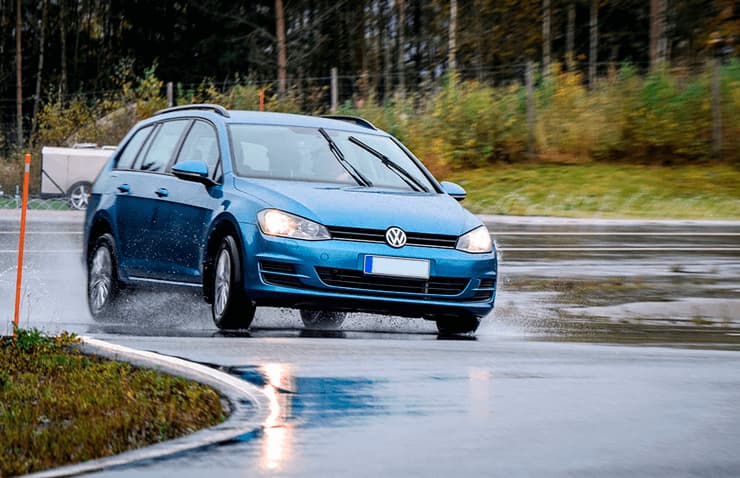 coche volkswagen aquaplaning