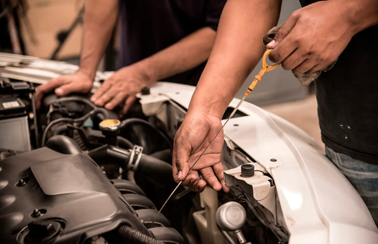 Cómo comprobar el aceite del coche