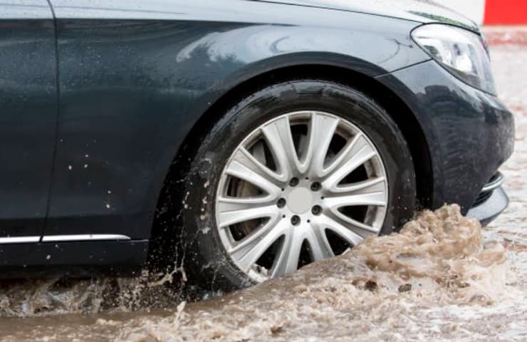 coche riada lluvia conducir