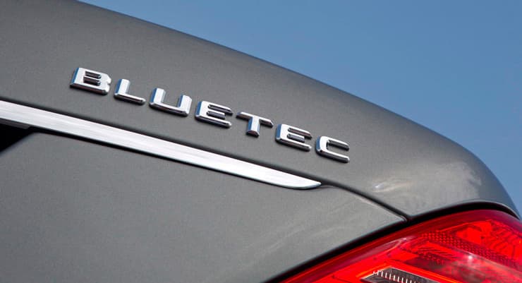 Logo Bluetec coche Mercedes Benz. 