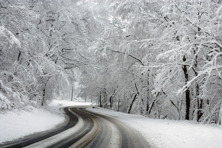 carretera nevada y con hielo