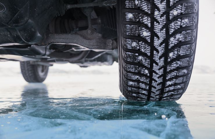 neumatico carretera hielo