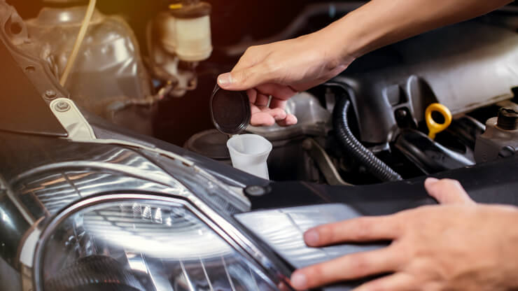 El motivo por el que nunca se debería llenar con agua el depósito del  líquido limpiaparabrisas del coche