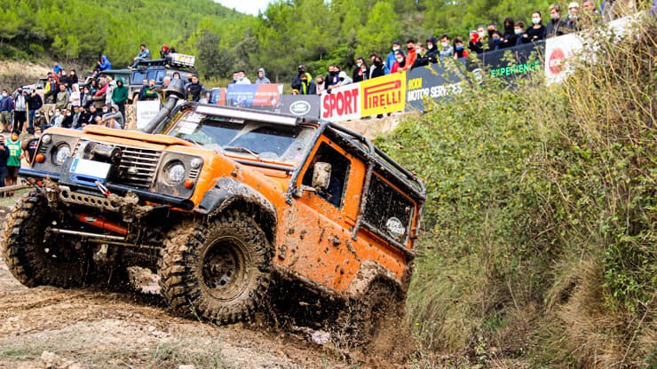 coche 4x4 land rover barro