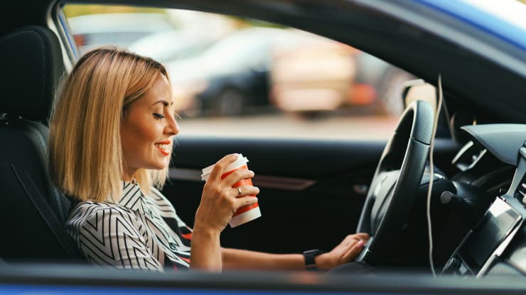 mujer bebe cafe coche motor