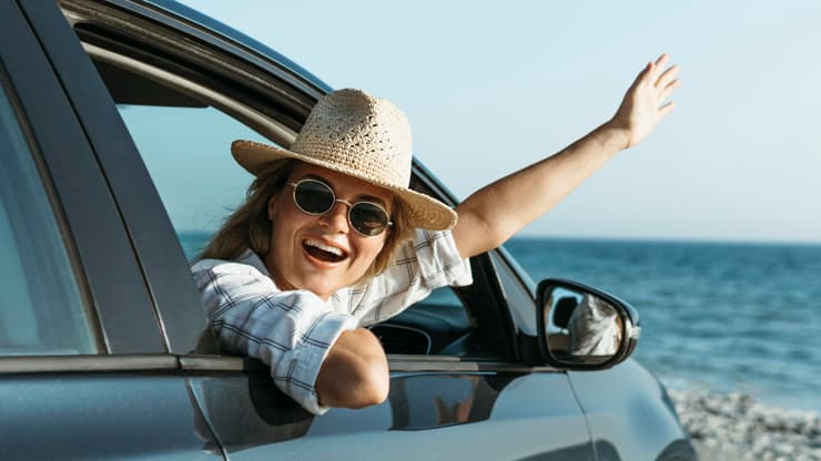 mujer brazo ventanilla coche