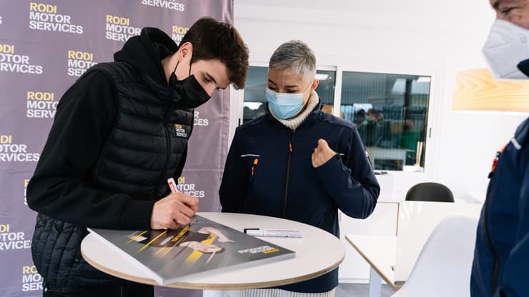 alex marquez firmando autógrafos