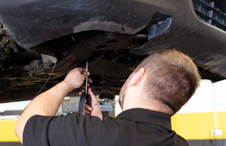 Mecánico de Rodi Motor Services trabajando bajo un coche en el taller