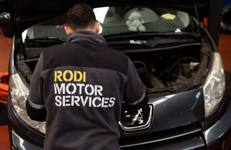 Mecànic de Rodi Motor Services treballant en un taller amb un cotxe