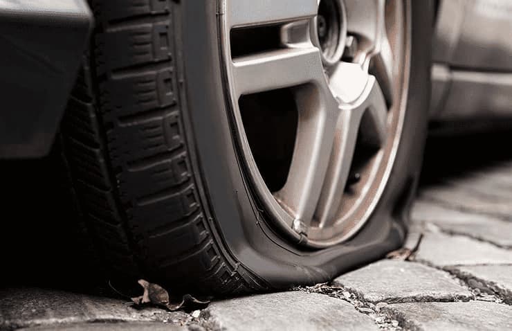 Imagen de una avería en carretera: neumático pinchado