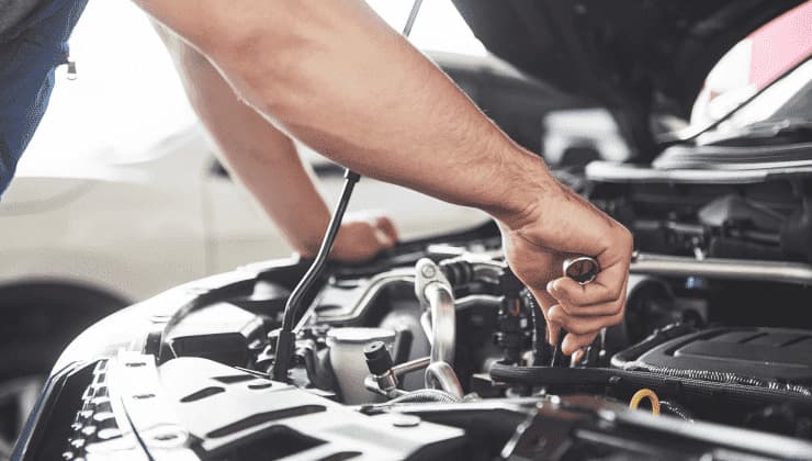 Mecánico reparando un coche por avería en carretera