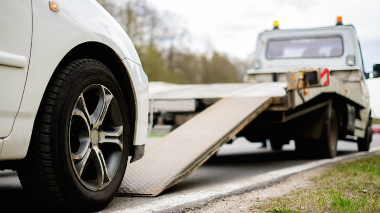 Servicio de asistencia en carretera ayudando en una avería