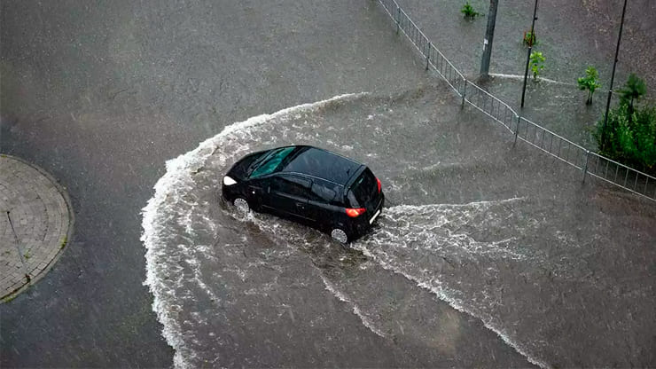 coche conduciendo con mucha agua