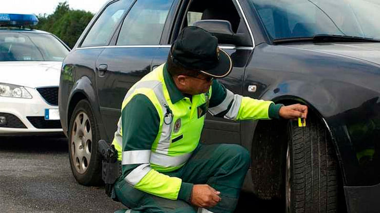 policía haciendo un control del estado de los neumáticos