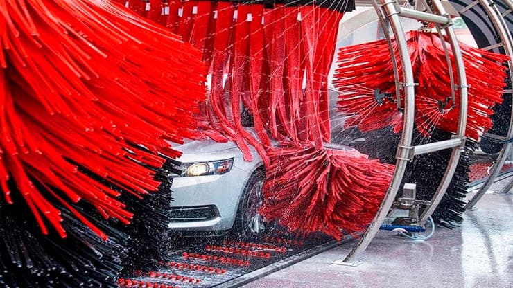 tunel de lavado con un coche