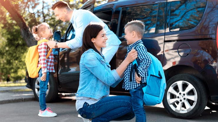 familia preparándose para el primer día de cole en coche