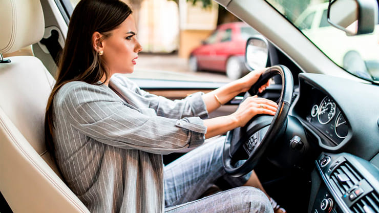 mujer al volante con estrés