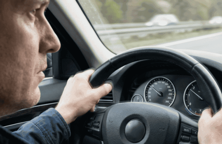 ¿Por qué vibra el volante del coche? Causas y soluciones