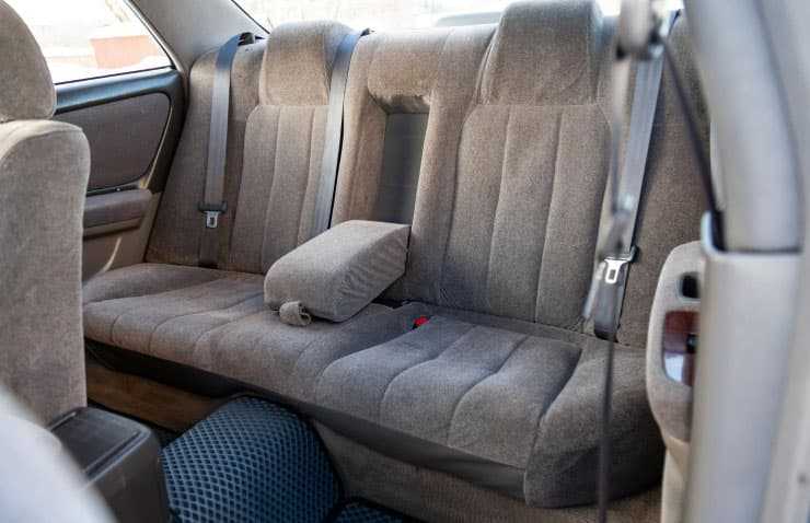 ¿Qué precauciones debería tener al conducir un coche con poca carga?