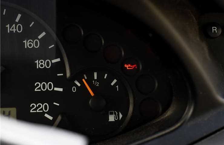 Testigo de aceite encendido: qué significa y qué debes hacer