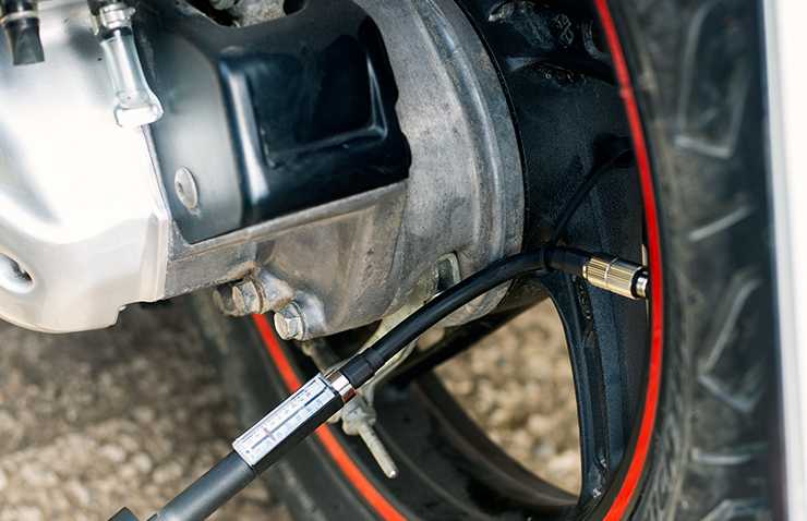 Presión de neumáticos de moto: lo que necesitas saber para rodar seguro