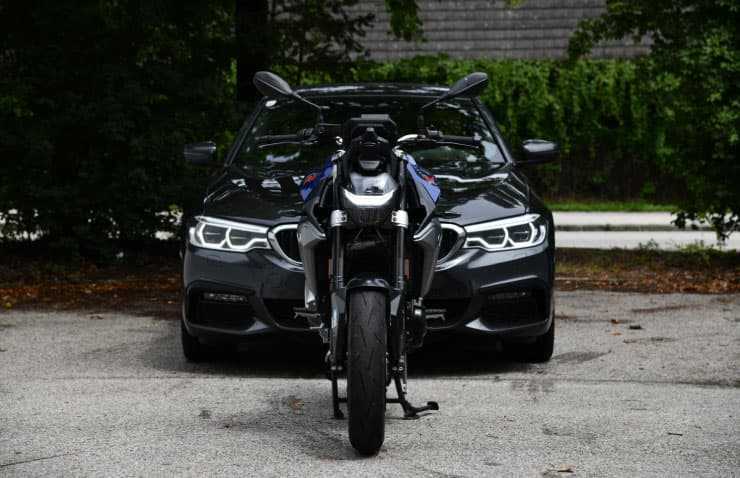 Diferencias entre neumáticos de moto y de coche: ¿qué debes saber?