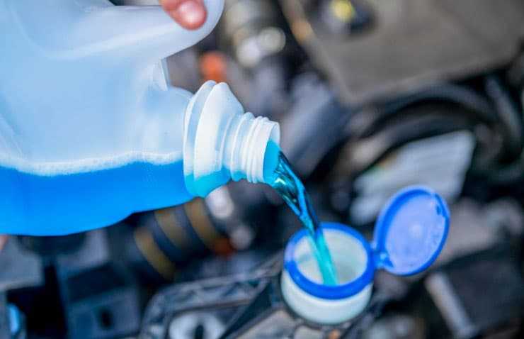 ¿Se debe reemplazar el líquido refrigerante al terminar el verano?
