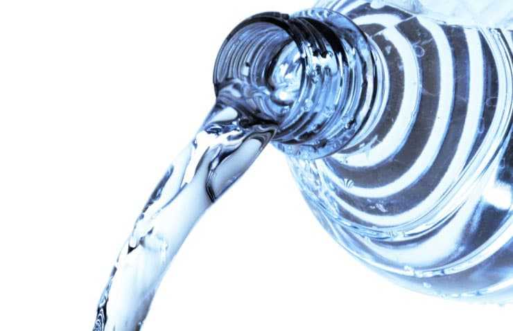 ¿Qué pasa si uso agua en vez de líquido refrigerante?