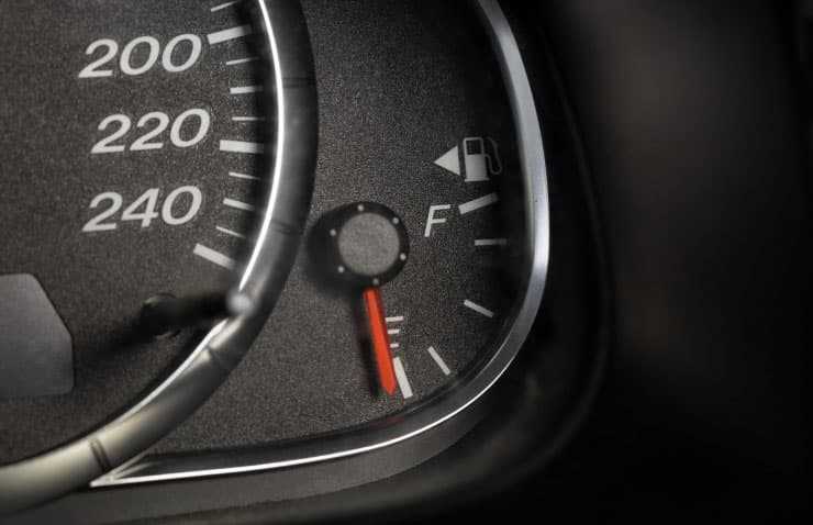 ¿Por qué no deberías dejar que el depósito de combustible baje de la mitad?